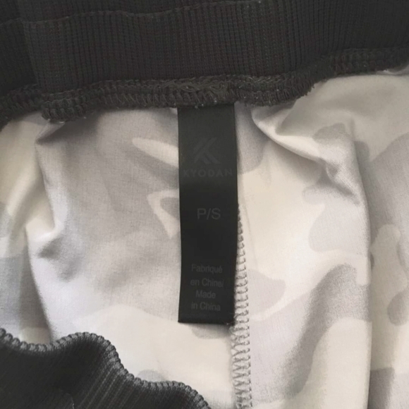 Ladies Small Kyodan yoga pant, camoflague - Picture 2 of 3